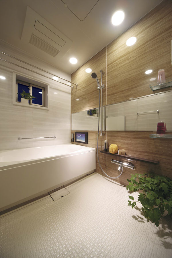 Bathing-wash room.  [Bathroom] Adopt a low-floor type unit bus of height is about 45cm of the stride of the tub. Even if you're of the children and the elderly have been considered so that easy bathing ( ※ )