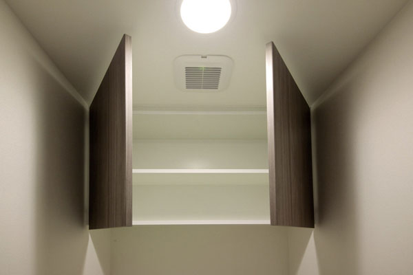 Toilet.  [The top shelf cupboard] Standard equipped with a convenient hanging cupboard in storage, such as a spare toilet paper. To produce a clean toilet space (same specifications)