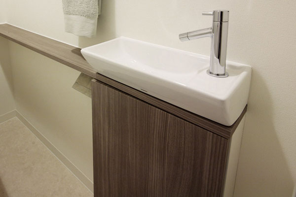 Toilet.  [Hand wash counter] Set up a hotel-like hand washing counter to the toilet of the total dwelling unit. The counter can also be used as a decoration board (same specifications)