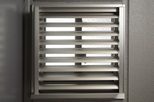 Security.  [Movable louver surface lattice] The opening of the shared corridor side, Installing a louver surface lattice of movable. Such as ventilation can be ensured while block the line of sight, It has been consideration to privacy of security and crime prevention (same specifications)