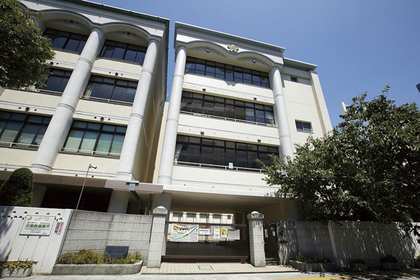 Surrounding environment. Municipal Horikawa elementary school (4-minute walk ・ About 300m)