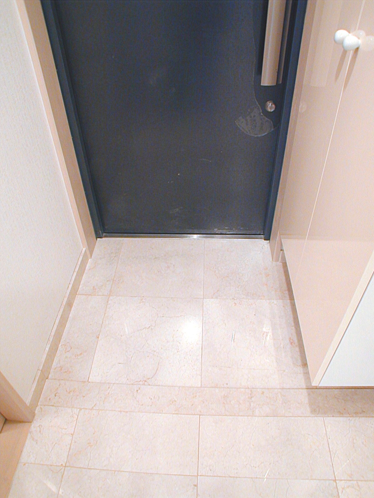 Entrance. Entrance around is also wide! 