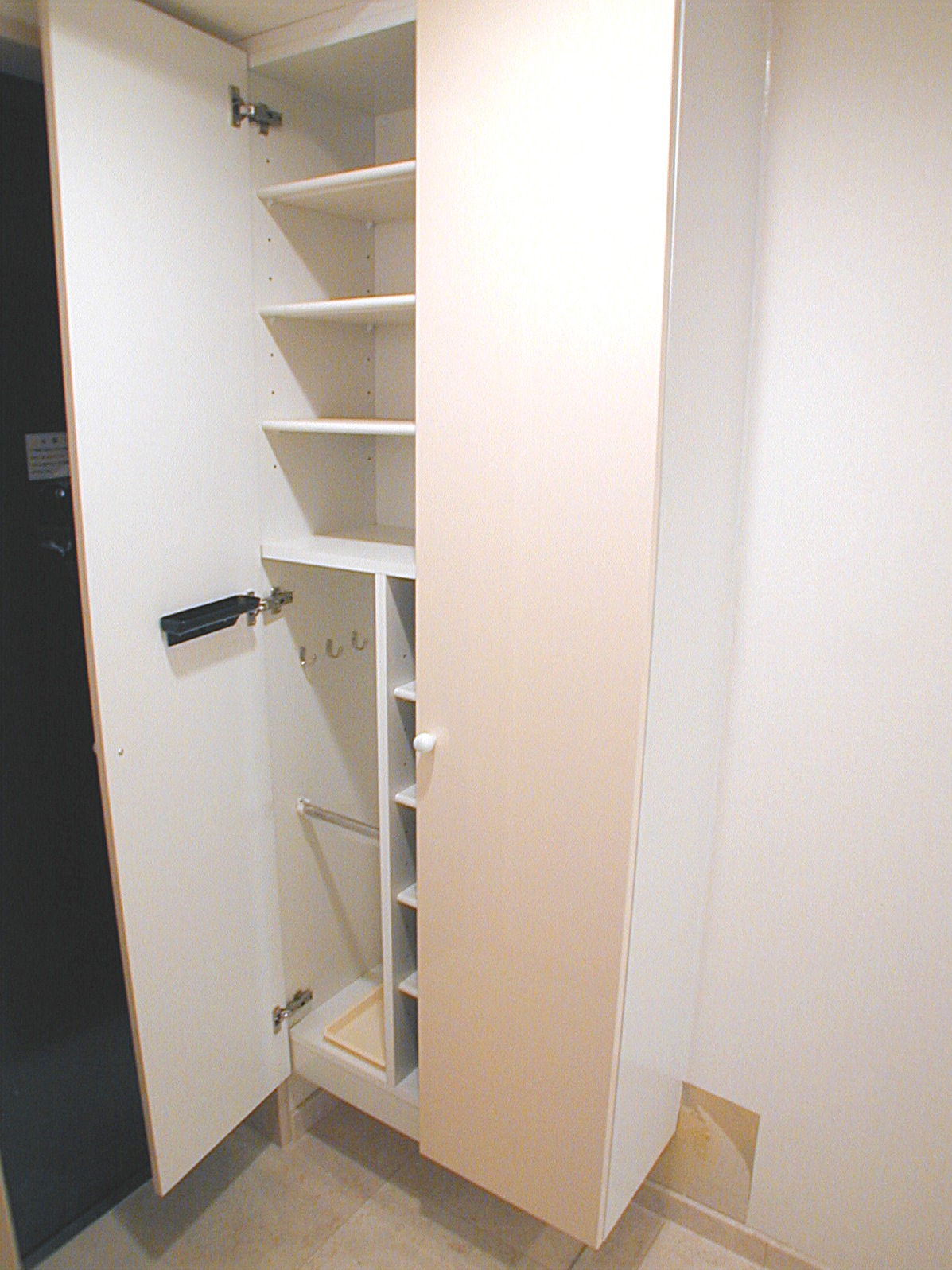 Entrance. Umbrella stand built-in large shoes BOX! ! 