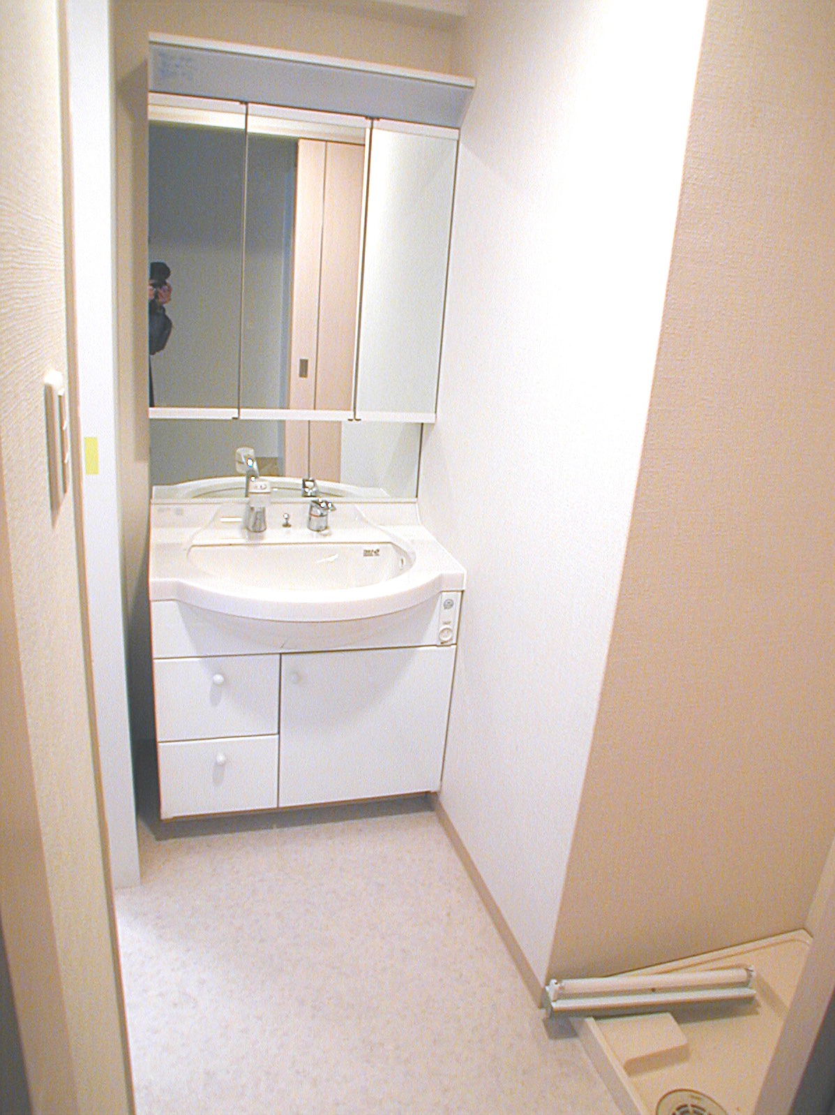 Washroom. Shampoo is with Dresser! 