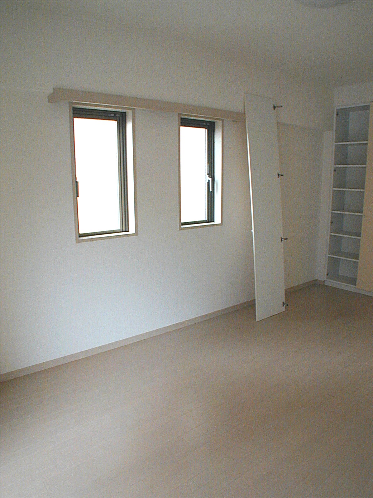 Living and room. Further bright room with a bay window! ! 