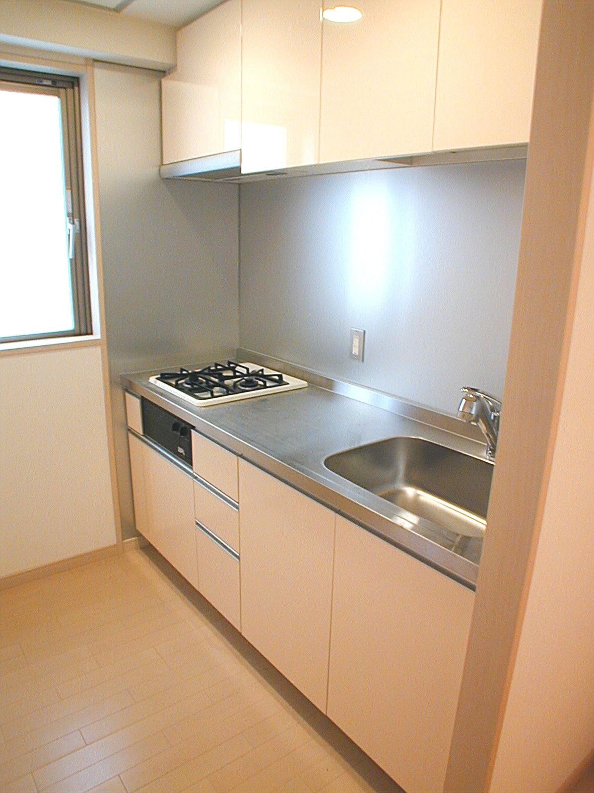 Kitchen. Window with a large system 2-neck Gasukitchin! 