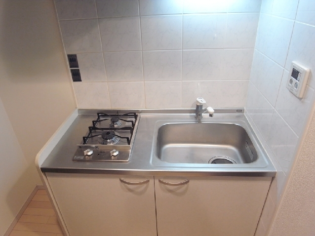 Kitchen. Two-burner gas system kitchen!