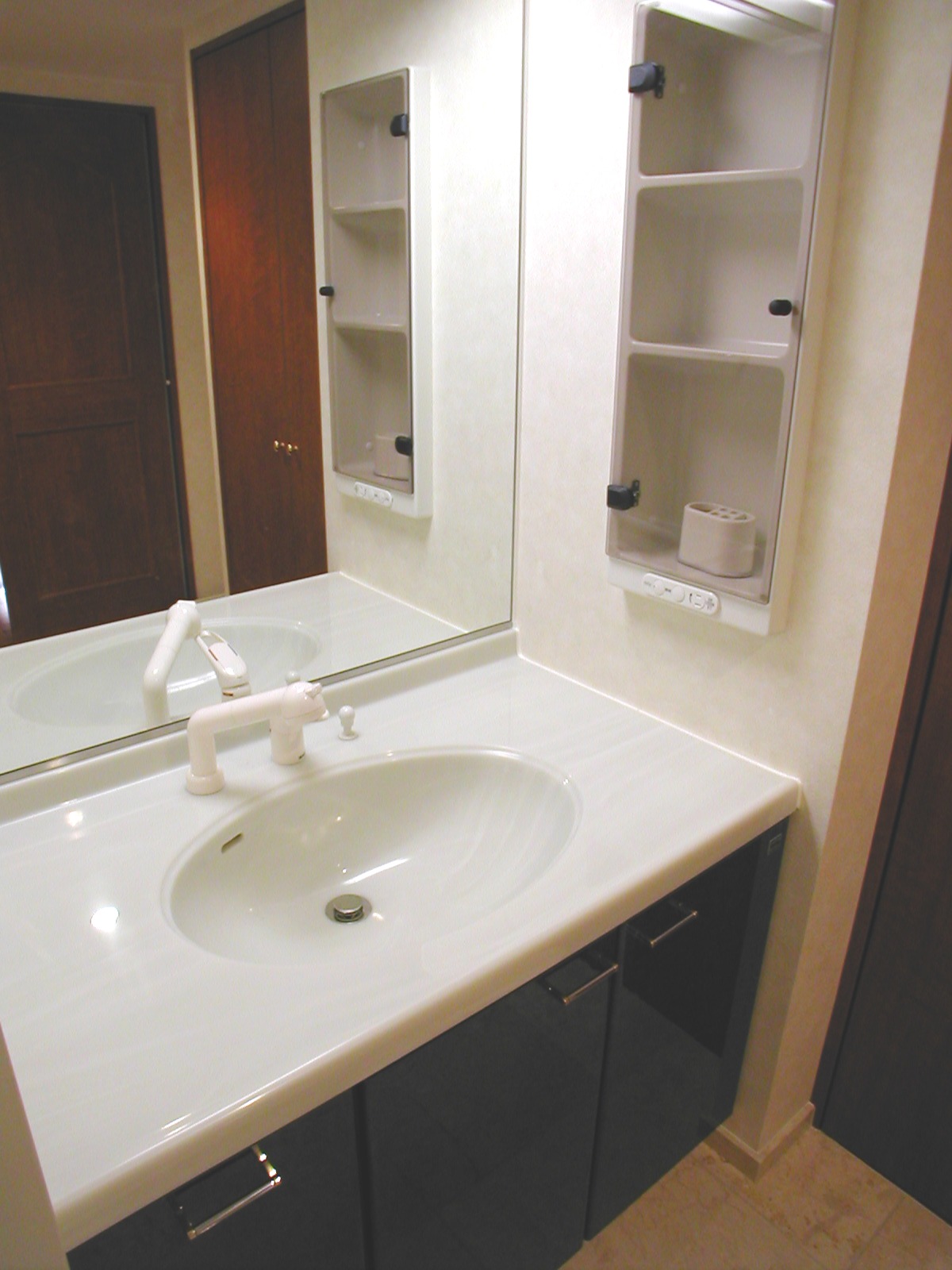 Washroom. Large vanity! !