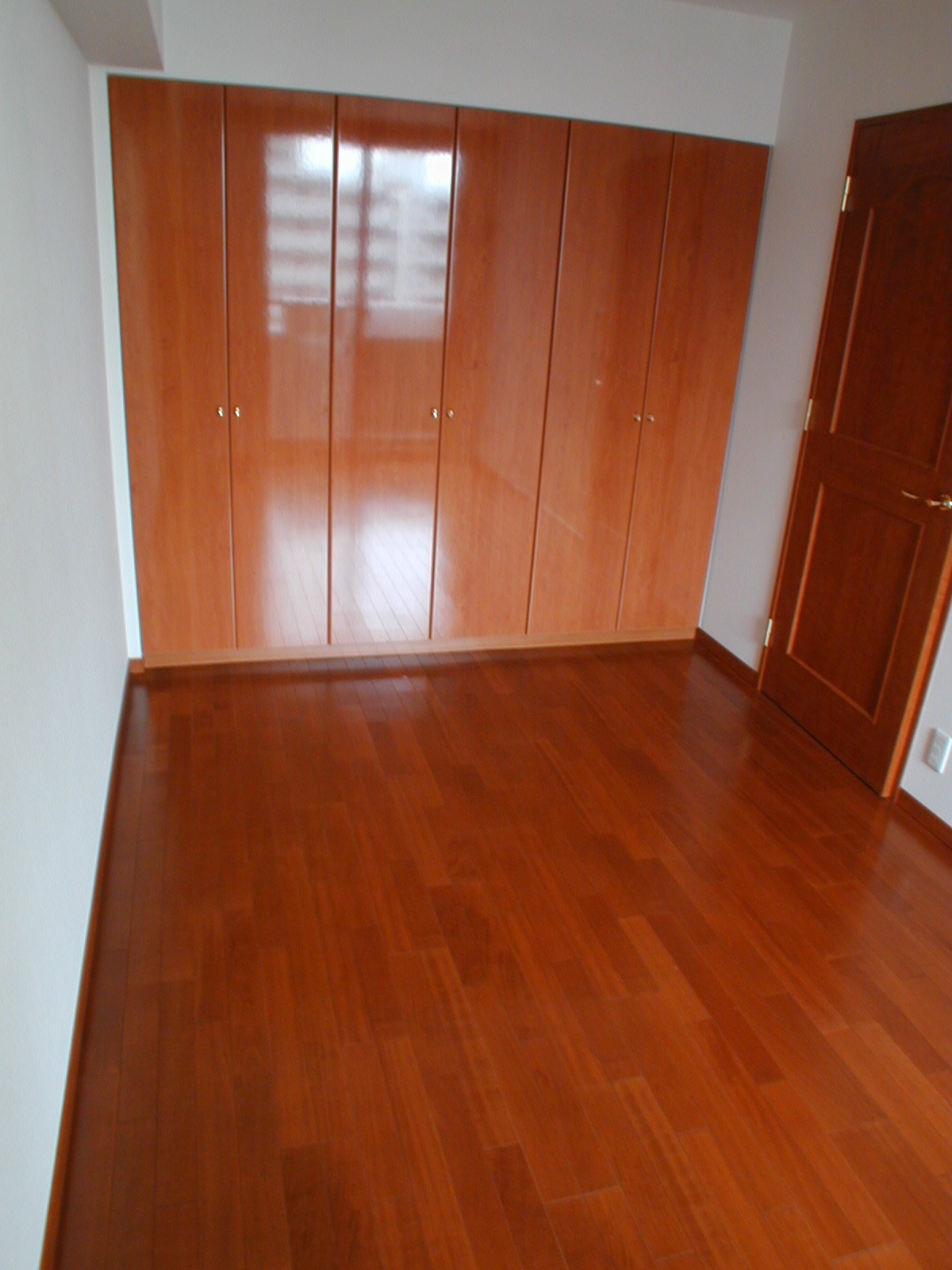 Living and room. 6.5 Pledge Western-style! Waxing also end is shiny!