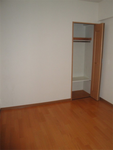 Receipt. Closet in the corridor side Western-style! 