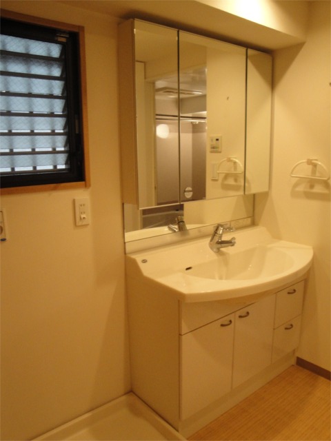 Washroom. Bay window with a dressing room! 