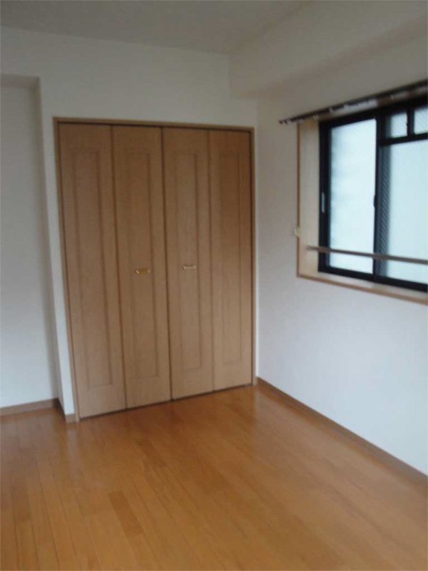 Living and room. Balcony side Western & amp; amp; closet! ! 