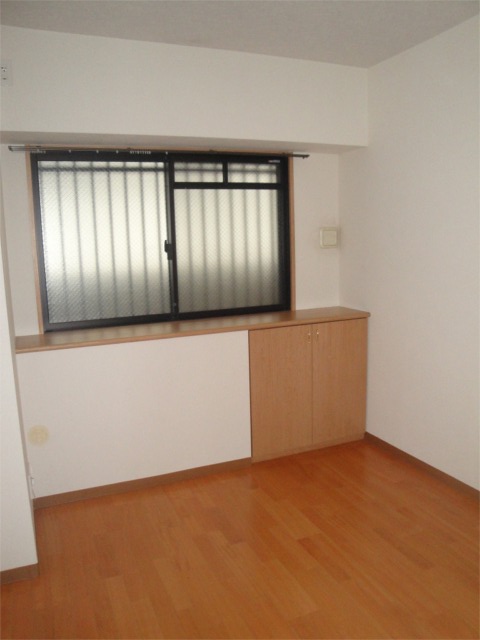 Living and room. Corridor side Western & amp; amp; comes with a counter! ! 