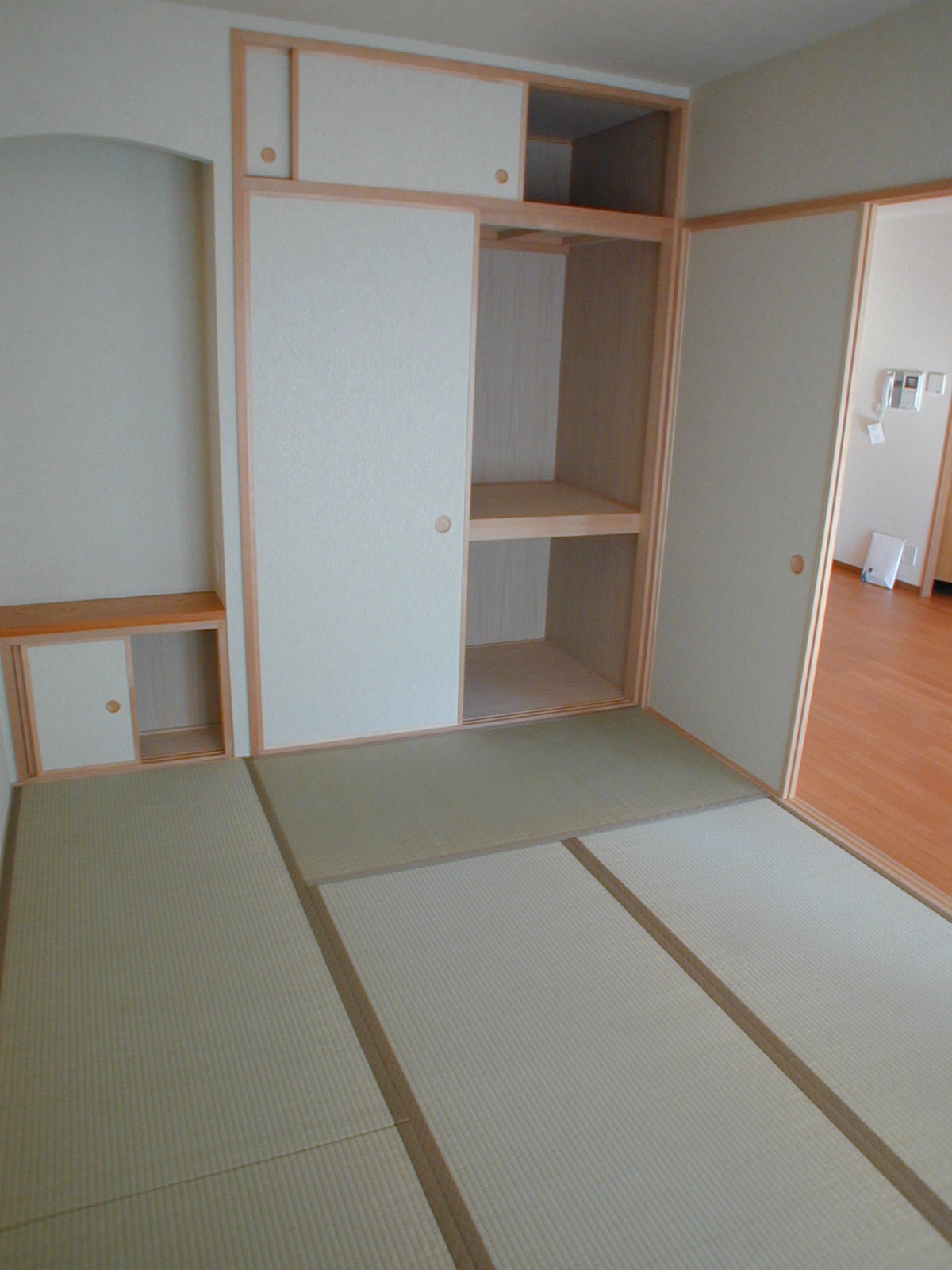 Living and room. It has been replaced with clean tatami! 
