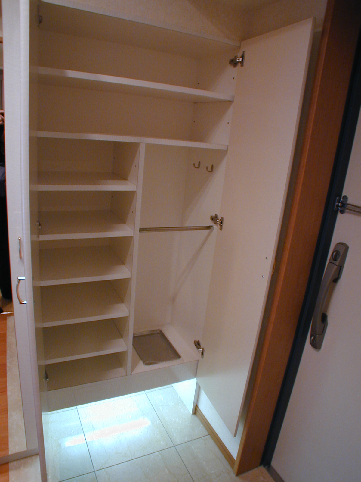 Entrance. Umbrella stand built-in shoes BOX! ! 