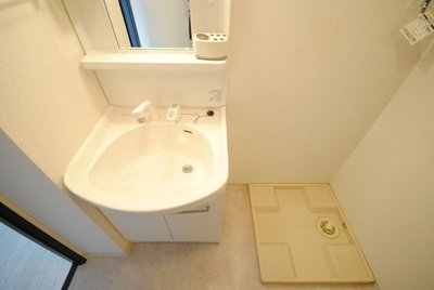 Washroom. Vanity and dressing room with a shampoo dresser. 