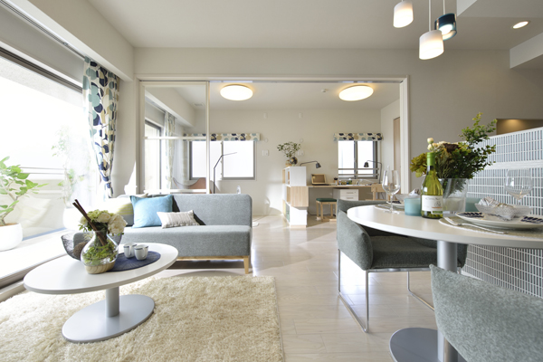 Living.  [living ・ dining] From the large windows in the room the entire south side, Living the warm sunshine is plugged ・ dining. By ensuring a ceiling height of up to about 2550mm and clear, Coupled with Zenteiminami direction of openness, It produces a carefree indoor space (A type model room)