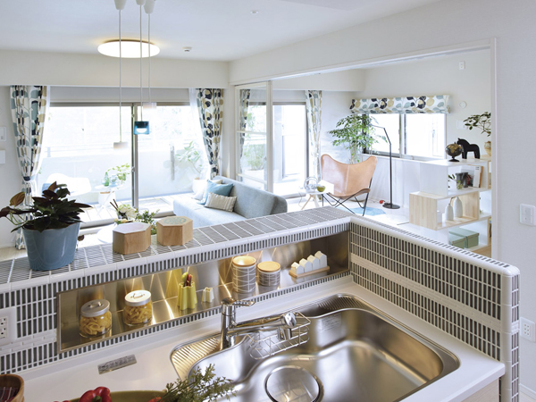 Kitchen.  [free space] At the bottom of the kitchen counter, Ensure the free space with lighting that shines bright at hand. Not only put the seasoning, It is also useful to temporarily placed at the time of the cuisine (A type model room)