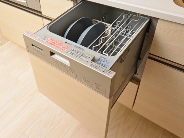 Kitchen.  [Dishwasher] After a meal of the clean up is to dishwasher. Since the pull-out of is easy and out (same specifications)