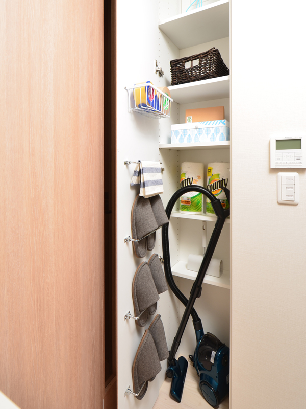 Receipt.  [Hallway storage] Ya adjustable shelves that can be adjusted to the desired height, It established a corridor housing that ensures the slippers storage space (same specifications)