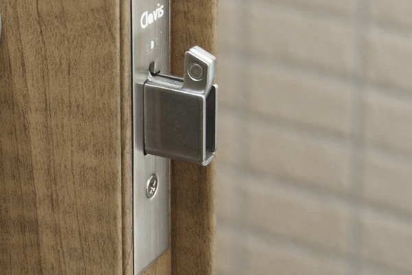 Security.  [Sickle dead lock] To counter such as by the aggressive intrusion bar, Sickle dead tablets sickle pops out from the dead bolt portion when you lock the key has been adopted (same specifications)