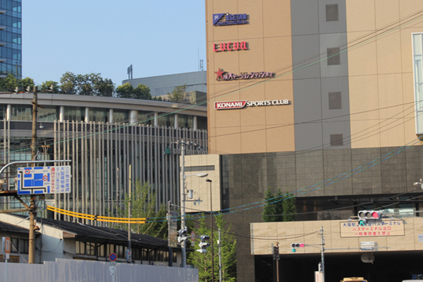 Surrounding environment. LUCUA (15-minute walk ・ About 1200m)