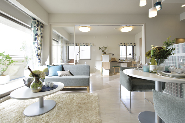 Room and equipment. From the large windows in the room the entire south side, Living the warm sunshine is plugged ・ dining. further, By ensuring a ceiling height of up to about 2550mm and clear, Coupled with Zenteiminami direction of openness, It produces a carefree indoor space. By the "tile specification design kitchen" of standard equipment, The room into a stylish impression (adopted model room A type (menu plan, Free of charge ・ Shot in application deadline Yes), Some, including the paid option)