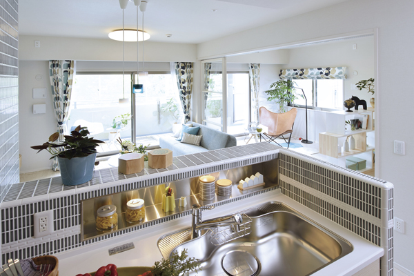 Room and equipment. At the bottom of the kitchen counter, Ensure the free space with lighting that shines bright at hand. Not only put the seasoning, Convenient for temporary storage at the time of the cuisine. Dishwasher, etc., Also equipped with advanced equipment that would reduce the daily housework burden (Model Room A type (adopted menu plan, Free of charge ・ Shot in application deadline Yes), Some, including the paid option)