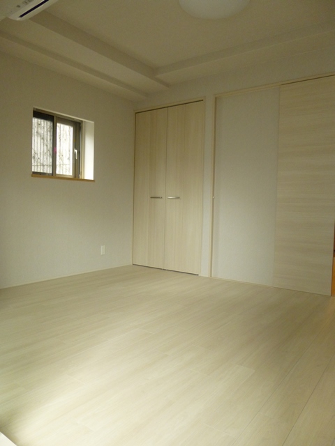 Living and room. Bright Western-style of with bay window!