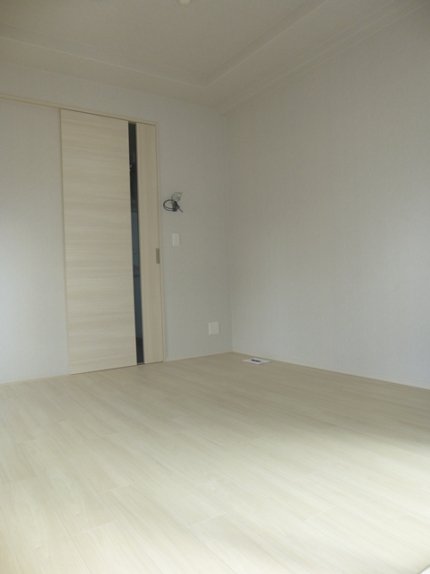 Living and room. Rooms are clean of white keynote!