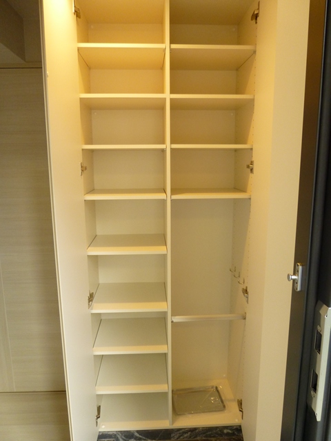 Entrance. Large shoes BOX umbrella freshly built!