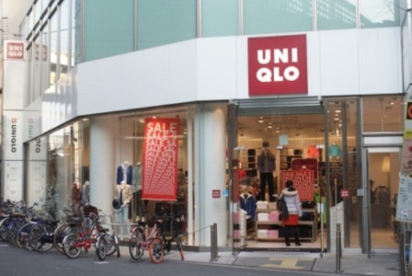 Shopping centre. 600m to UNIQLO (shopping center)