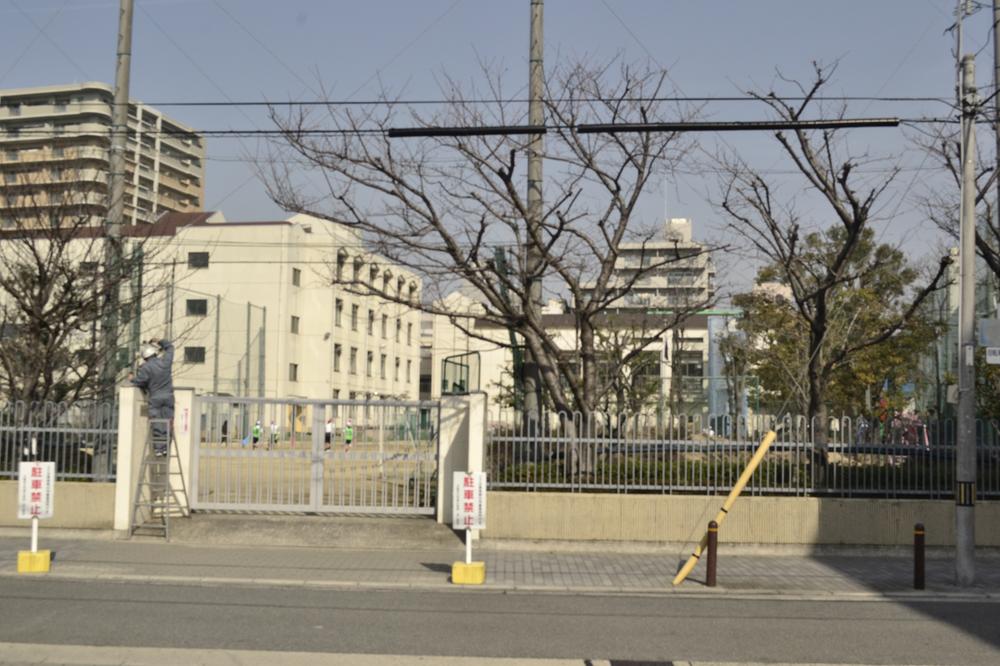 Primary school. Nakatsu elementary school until the 220m walk about 3 minutes! It is also safe daily from school. Shining on the color of the four seasons, Beautifully school in natural rich region. Education goal is "mind rich stretch of live training of Nakatsu kid". Everyone, You spend cheerfully