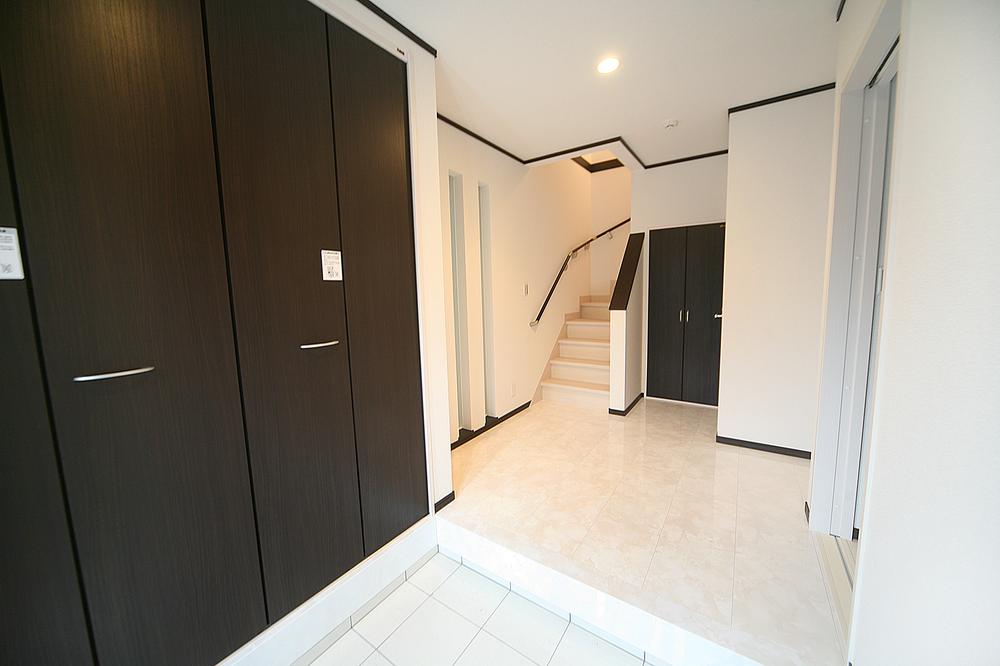 Other.  ■ Clean and calm entrance at the door black and white monotone. It is ingenuity of design to come to keep the clean and natural. The whole family of shoes, of course, Big success plenty Maeru entrance housed such up to a big thing as a golf bag!