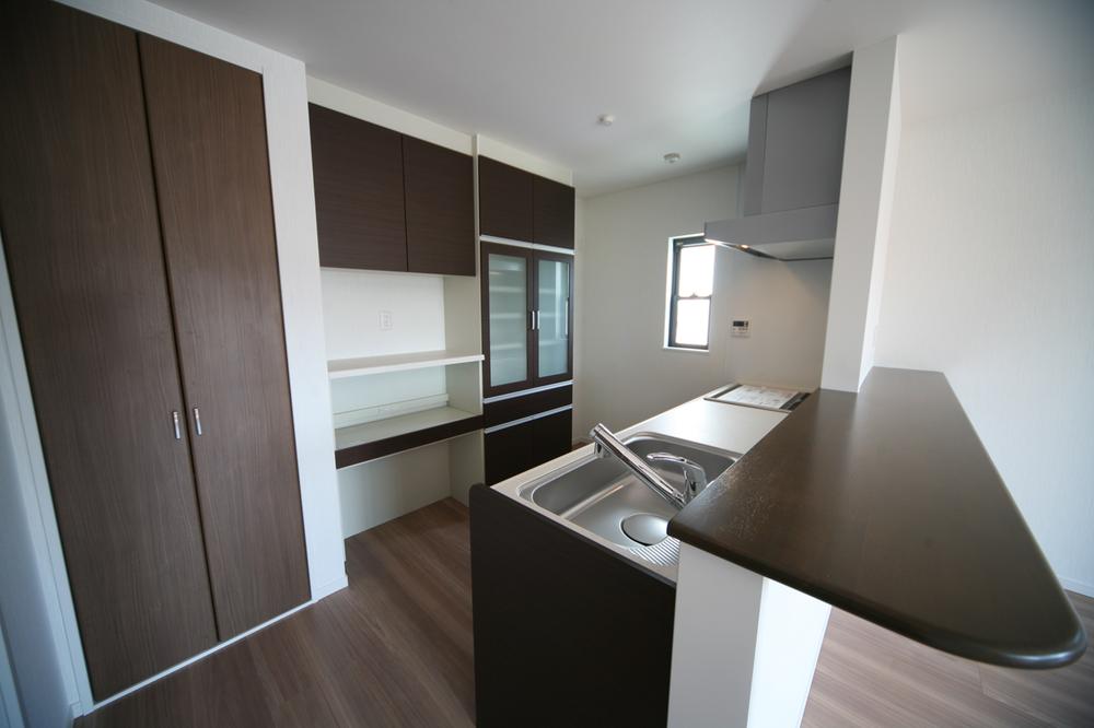 Other Equipment. And work space, A receiving space efficiently ensure the system kitchen. Since the cupboard or pantry is also an on-site, Is crispy and housework will Hakadori in a compact movement.