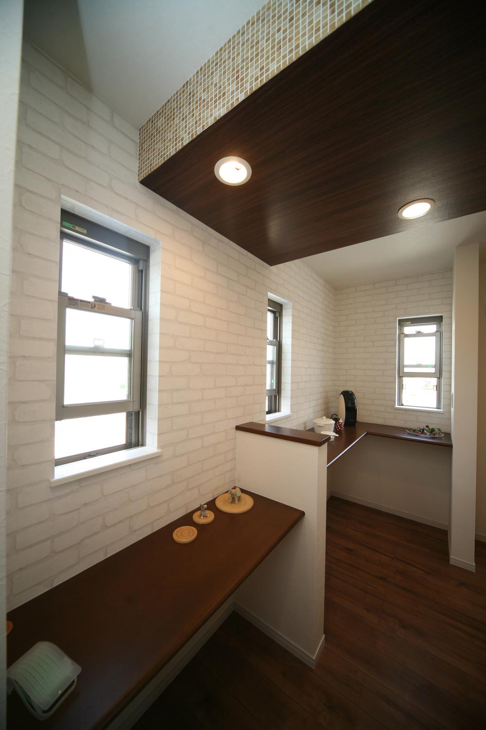 Other introspection. Equipped with a counter in the living room. Back the housework space of mom, Living close to the study counter of children. It is devised that is to your study be a fun habit.