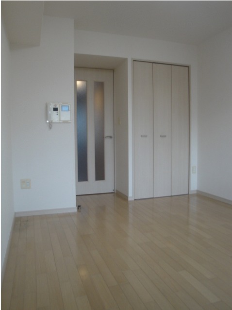 Living and room. Western-style with a cleanliness of white keynote! 