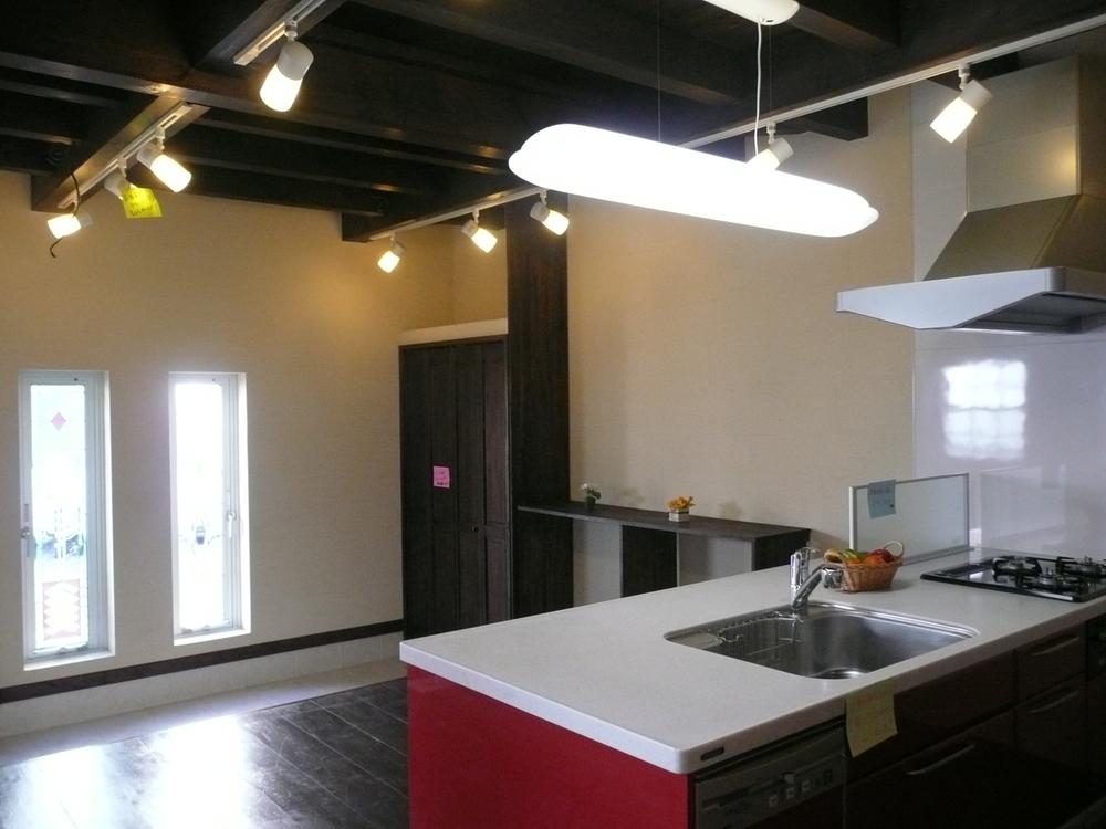 Living. Floor is solid wood of Finland Pine, ceiling ・ Joinery is solid wood. Oil stain finish. (December 2013) Shooting