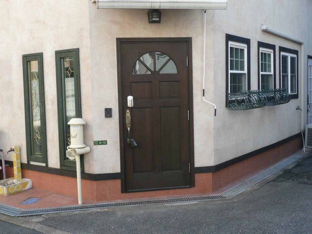 Entrance. Early American tone entrance of the (December 2013) Shooting