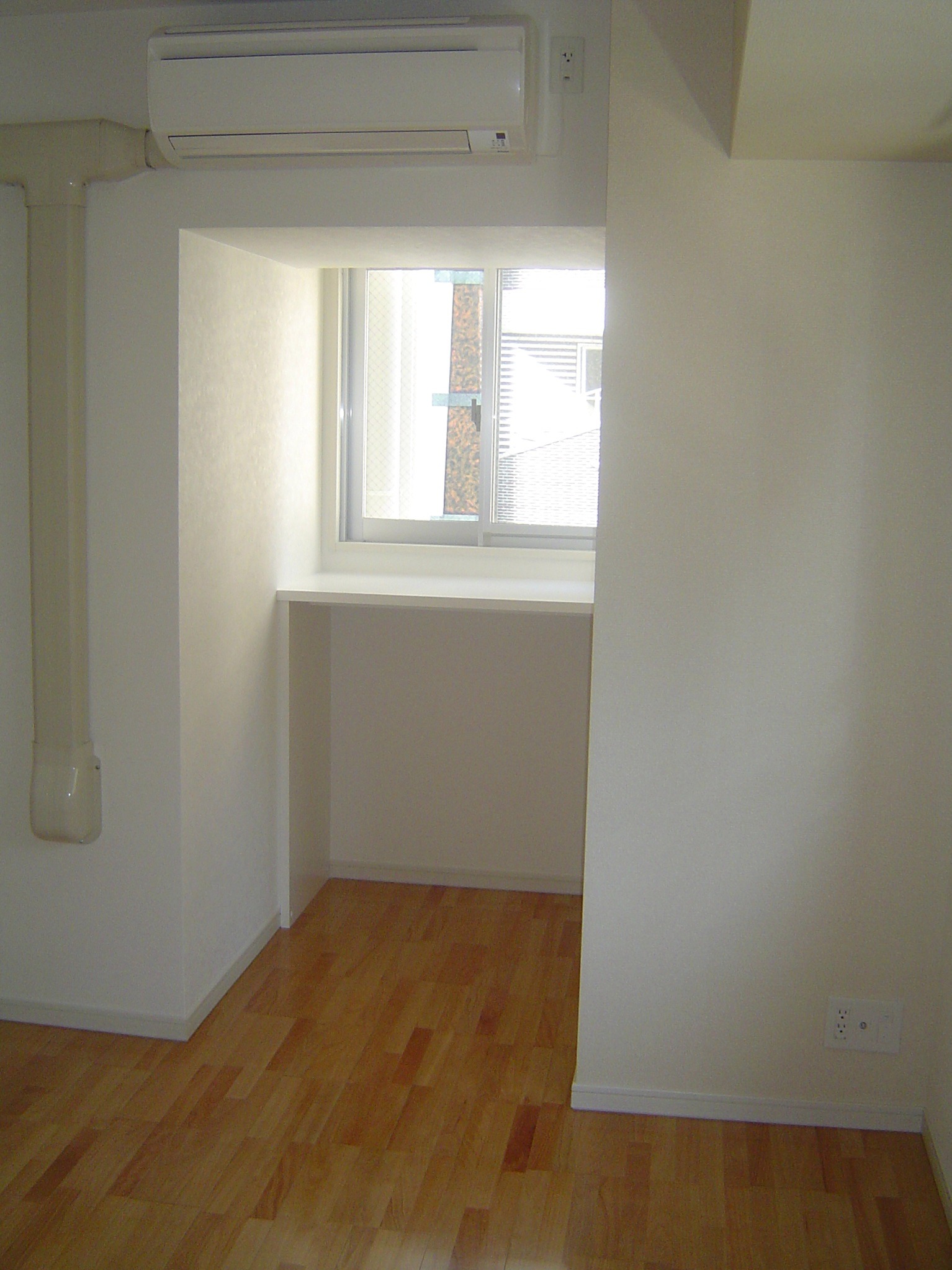 Living and room. This is the dining kitchen counter!