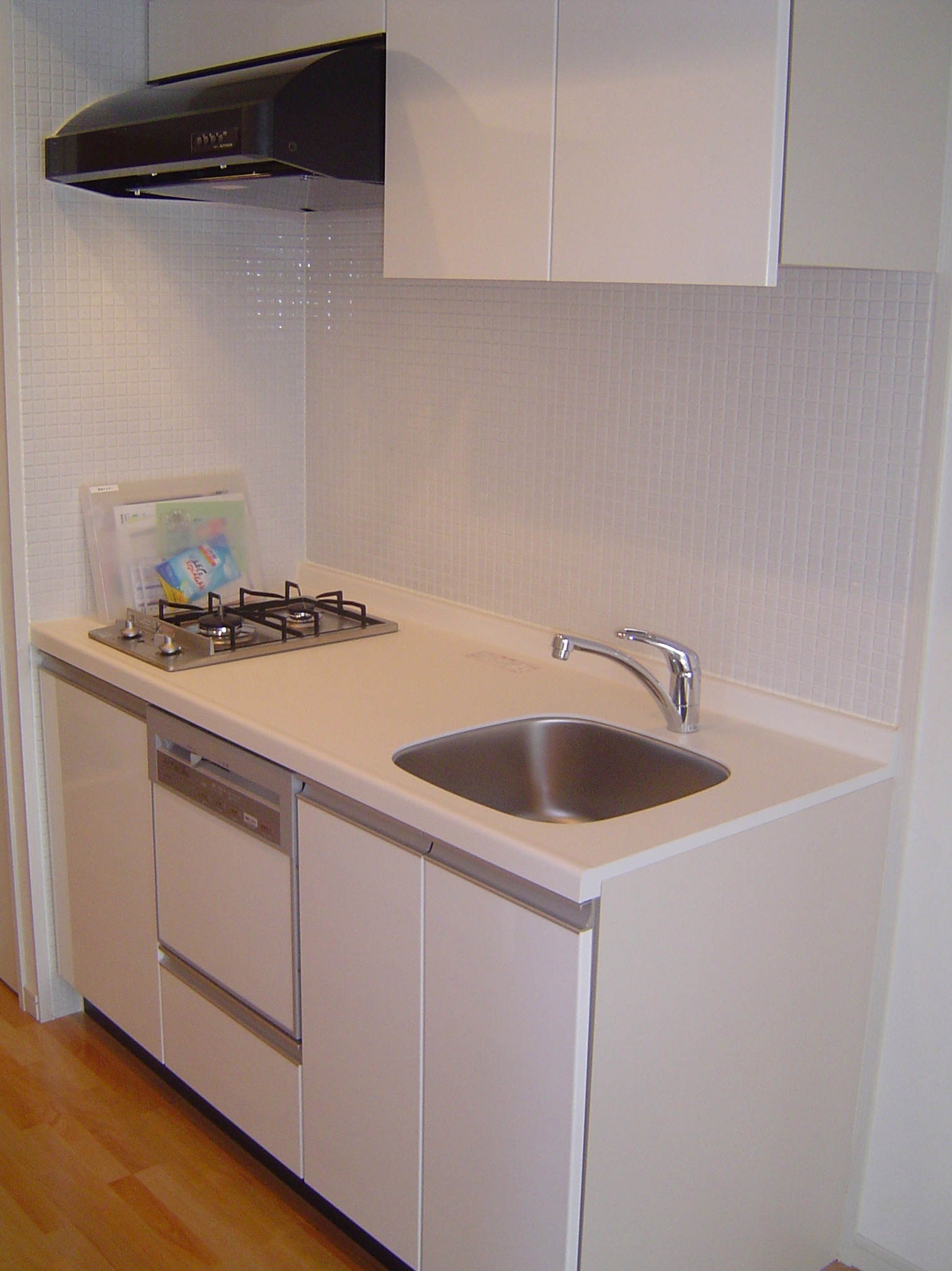 Kitchen. Dishwasher with kitchens cooking space is! !