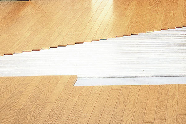 Living.  [Gas hot water floor heating "nook"] living ・ The dining, Standard equipped with a gas hot-water floor heating to warm the entire room from the feet. Soar even less of dust, It is kept a comfortable air environment (same specifications)