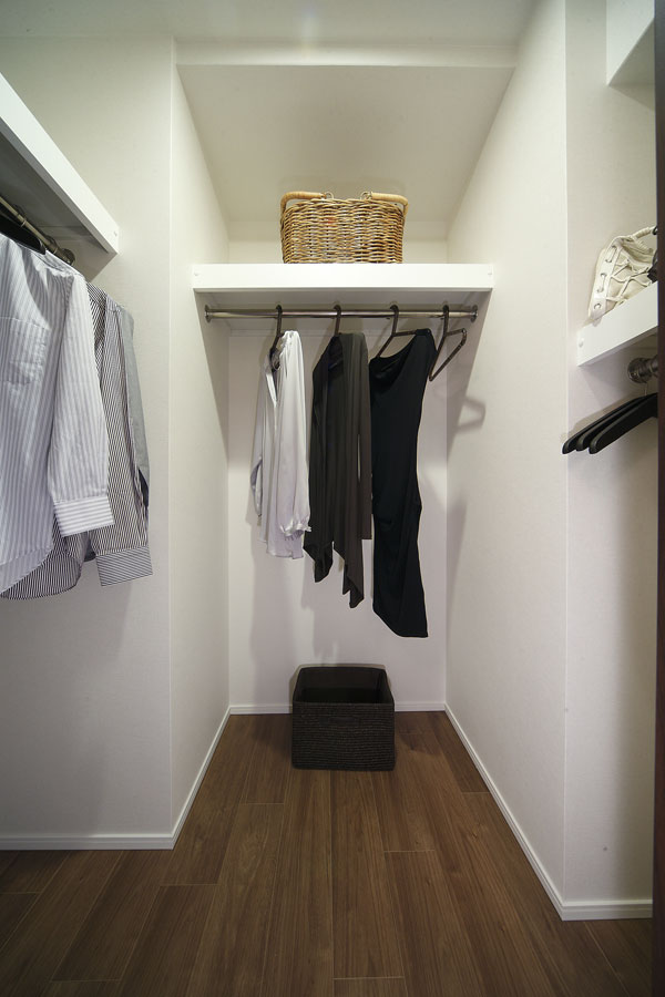 Receipt.  [Walk-in closet] Clothing of seasonal Ya, suitcase, You can, such as accommodating the bag (B ・ C ・ D ・ E1 ・ E2 type same specifications)