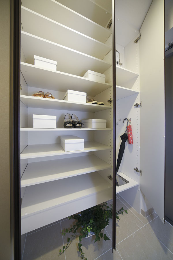 Receipt.  [Shoe box] Since the ceiling near, Footwear box plenty of can hold shoes. It is with an umbrella for the space (same specifications)