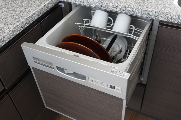 Kitchen.  [Dish washing and drying machine] Standard equipment in and out of the dish is easy sliding. And it reduces the time and effort of cleaning up (same specifications)