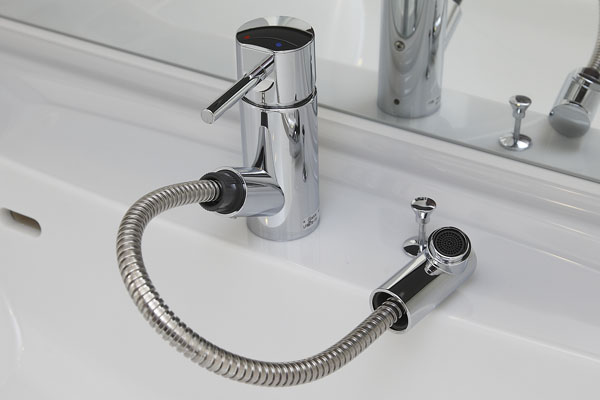 Bathing-wash room.  [Basin faucet drawer nozzle] Easy-to-use mixing faucet head is pulled out. It is convenient to clean the wash bowl (same specifications)