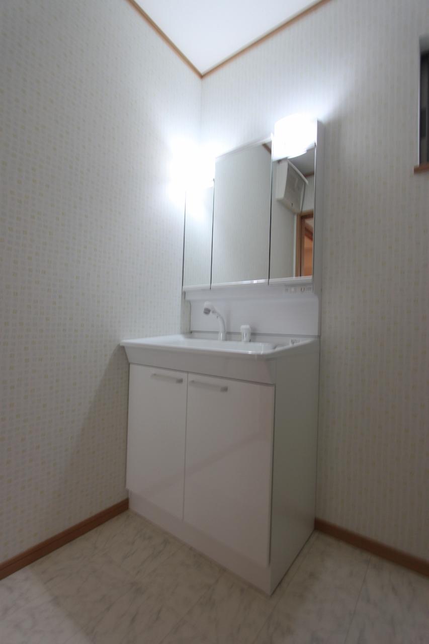 Wash basin, toilet. ◆ Wash