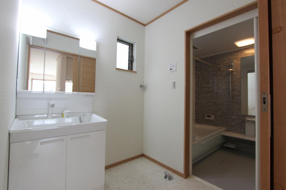 Wash basin, toilet. ◆ Basin bathroom space
