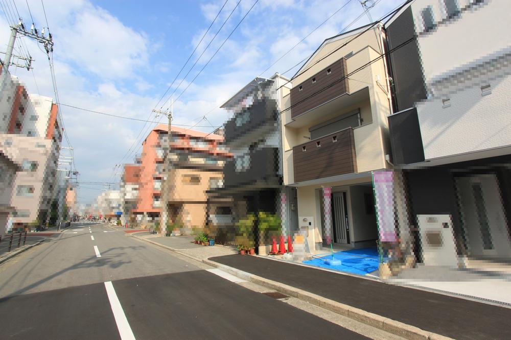 Local photos, including front road. ◆ Surrounding cityscape