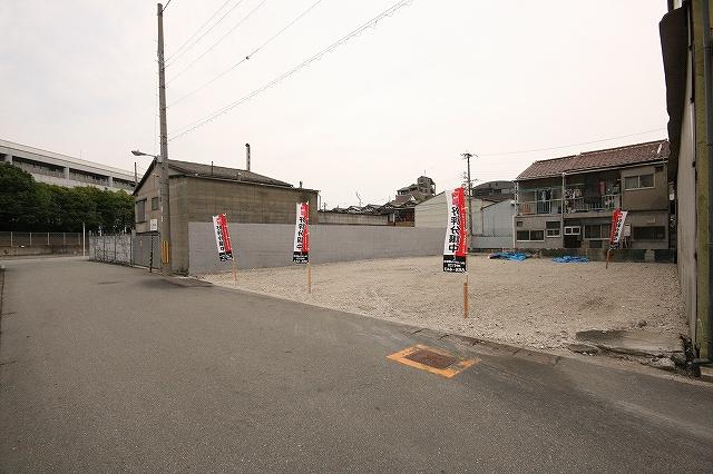 Local photos, including front road. From No. 1 place No. 4 place local